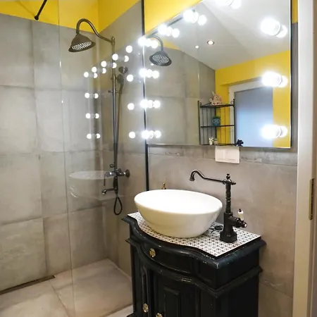 Modern And Spacious 3-bedroom Entire House סופיה